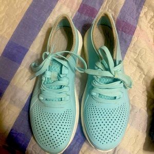 Womens croc tennis shoes size 11